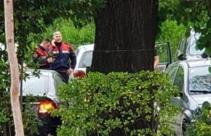 Tmerr/Prindërit braktisin fëmijën 3-vjeç, i mituri ndodhet brenda makinës te Liqeni Artificial