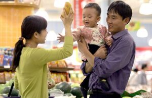 Kina ndryshon politikën e rreptë, ja sa fëmijë do i lejohen një çifti