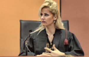 Enkeleda Kapedaniu e vetme përballë lukunisë së mashtrimit të mediave!