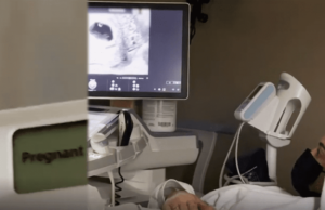 Me videon emocionuese, Kylie Jenner konfirmon shtatzëninë