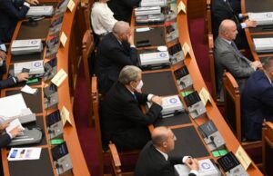 Pranë kujt u ul Sali Berisha në parlament?