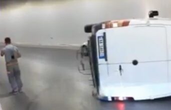 Aksident tek ish-sheshi Shqiponja/ Përmbyset në tunel furgoni