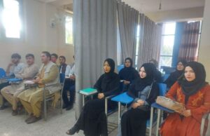 Rifillon mësimi në Afganistan, një perde e madhe ndan vajzat dhe djemtë në klasë