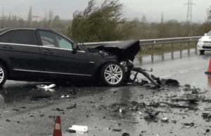 Aksident në Mallakastër, makina humb kontrollin dhe përmbyset në mes të rrugës, dy të lënduar