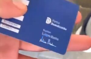 Demokratët grisin dhe hedhin në plehra kartat e antarësimit pas përjashtimit të Berishës