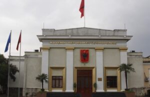 Deputetja shfaq probleme shëndetësore/ Ambulanca mbërrin në Kuvend