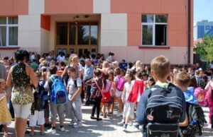 10 mijë fëmijë më pak në klasë të parë, 350 mësues rrezikojnë vendin e punës