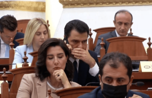 Rama prezanton programin e qeverisë, Basha flet në telefon gjatë seancës në Parlament