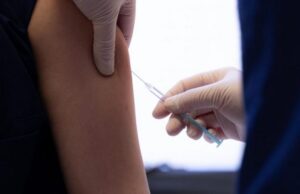 Katër faktorë që rrisin rrezikun e prekjes nga Covid-19 tek personat e vaksinuar