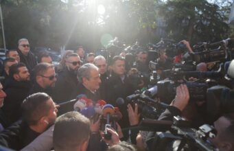 Sali Berisha me mbështetësit shkon në selinë e PD: Çmenduria e pengbashës, i ka marrë të gjitha karriget në zyrën e tij