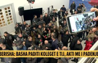 Berisha hyn me demokratët në selinë blu, ndërsa Basha mbyllet me çelës brenda!