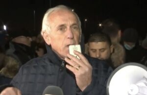 Banorët e “5 Majit” protestojnë me lot në sy: Do i shkojmë në shtëpi Erion Veliajt