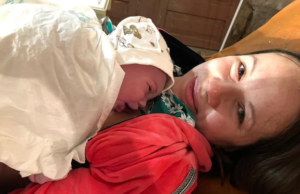 Mrekulli në Kiev! Të shtënat me armë zjarri dëgjoheshin nga jashtë, 23-vjeçarja sjell në jetë një vajzë (FOTO)