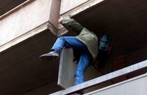 Shqiptari rrëzohet nga çatia e shtëpisë që do vidhte, pronarët e çojnë në gjendje të rëndë në spital