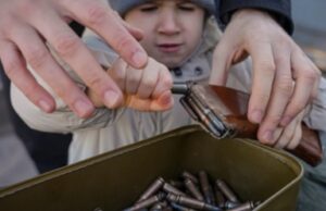 Ushtarët ukrainas stërvitin civilët/ U japin armë fëmijëve dhe të moshuarve