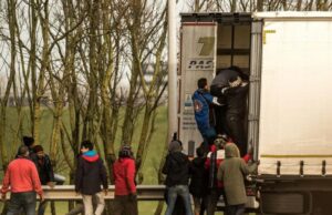 Fusnin shqiptarët me kamion në Angli/ Arrestohen 4 persona, merrnin 25 mijë £