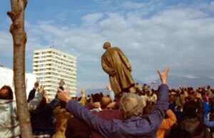 “Tërhoqa litarin bashkë me studentët”/ Manjani ironizon keq Bashën: Me cilën mangë i fshije qyrret