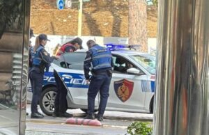 Sherr pranë Kuvendit, qytetarja shan e pështyn deputetin socialist