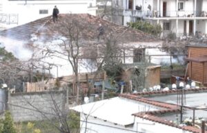 Përplasje e fortë tek “5 maji”, banorët qëllojnë me gurë efektivët, policia përgjigjet me gaz lotsjellës