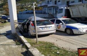 Aksident i rëndë në Vlorë! Dy të rinj bllokohen brenda “Fordit”, njëri në luftë me jetën