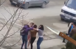 Sherr me thika mes 5 vajzave në Tiranë, tre prej tyre përfundojnë në spital