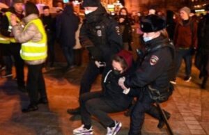 Kundër luftës me Ukrainën/ Shpërthejnë protestat në Rusi, mbi 700 të arrestuar