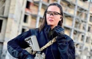 Me kallashnikov në dorë, Miss Ukraina del në mbrojtje të vendit të saj