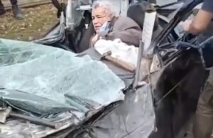 Video/ Po ecte me makinë në rrugë, shpëton ukrainasi që u shtyp nga tanket ruse