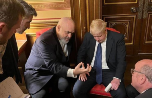 Edi Rama tmerron Putinin me gjestet e frikshme me duar?