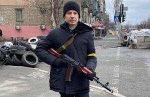 Me postblloqe dhe pushkë/ Banorët e Kievit përgatiten për mbërritjen e autokolonës së madhe ruse