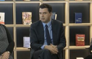 Nuk fiton asnjë bashki, Basha s’e vret mendjen, takim me mësues për 7 Marsin