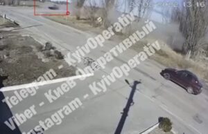 Pamje të rënda: Tanku rus lëshon predha drejt çiftit ukrainas në makinë