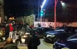 Bllokohet bulevardi “Dëshmorët e Kombit”/ Qytetarët fikin makinat, thirrja e fortë