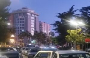 Policia tenton të largojë protestuesit në Durrës/ U merr targat e makinave