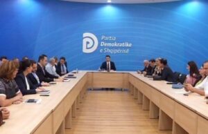 Basha drejt përjashtimit/ Çfarë ndodhi në mbledhjen e grupit parlamentar