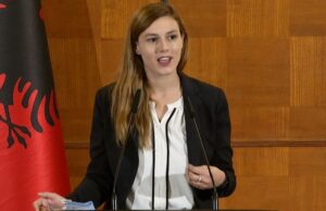 Ministrja e gafave Bora Muzhaqi: Unë si ministre jam e detyruar të vij me makinë