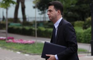 Deputetët firmosin për përjashtimin e Bashës nga grupi parlamentar i PD