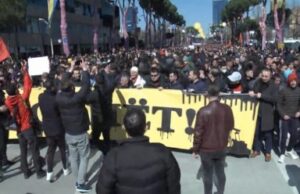 Qytetarët i “vërsulen” Qeverisë/ Mijëra protestues para Kryeministrisë
