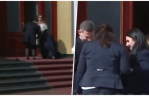 Belinda Balluku rrëzohet në hyrje të Kuvendit, kolegët shkrihen së qeshuri