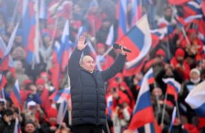 Mijëra njerëz mbushin stadiumin në Rusi, Putin feston pushtimin e Krimesë