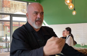 Edi Rama tallet me popullin: E keni psikologjike ju, nuk është rritur çmimi i bukës!