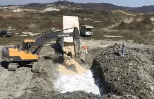 Pamje nga groposja e pulave të ngordhura në Shijak