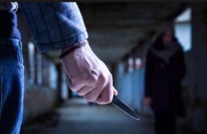 E rëndë/ Një burrë i maskuar dhe me kapuç i bën pritë një gruaje në derë të shtëpisë me thikë në dorë