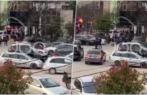 Sherri masiv mes të rinjve në Tiranë pas gërvishtjes së makinave