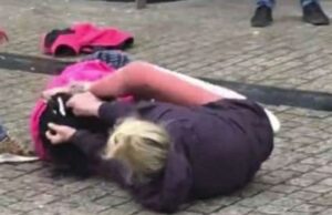 Sherr mes grave në Librazhd, 50-vjeçarja rreh me grushta bashkëfshataren