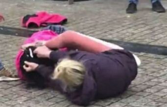 Sherr mes grave në Librazhd, 50-vjeçarja rreh me grushta bashkëfshataren