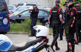 Shoferi rreh policin, i vendosi gjobë parkimi