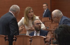 ‘O legen’/ Plas sherri mes deputetëve të PD-së në Kuvend!