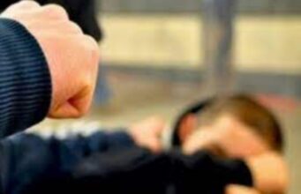 ‘Çmendet’ 51-vjeçari nga Përrenjasi, dhunon me grushte kokës vëllain e tij