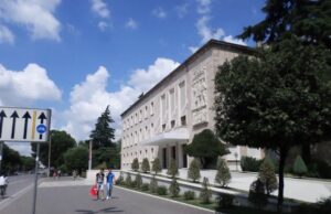 I riu godet gardistin, tenton të futet me dhunë në zyrën e Ramës